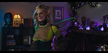 Actress - Elle Fanning: Movie - Margos Got Money Troubles